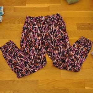 Byxor - Byxor från lindex i storlek 146/152. Supersköna och luftiga. Kan fraktas men köparen står för frakten 💕