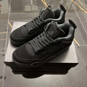 Jordan 4 Blackcats - Jordan 4 Blackcats i storlek 45 box ingår, kvitto ingår ej, utav bästa kvalite och bästa material skriv vid intresse!