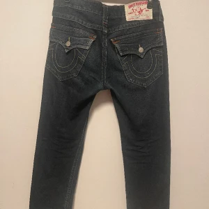 True Religion Ricky Jeans, Sz 30 - Ett par väldigt snygga trueys, passar med de mesta och har väldigt fina detaljer. Passar 29-31  I ett fint begagnat skick från ett djur och rökfritt hem   Hej, Jag heter Mike o jag säljer ut hela min garderob eftersom jag ska resa utomlands. ❤️👍