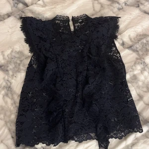 Zara topp - Säljer min zara topp eller blus då den inte kommer till användning eftersom jag hade en innan och den gick sönder därefter fick jag en ny men den kom aldrig till användning. Den är i nyskick och sitter som en S eftersom jag har xs/s i vanliga fall🤩🩷