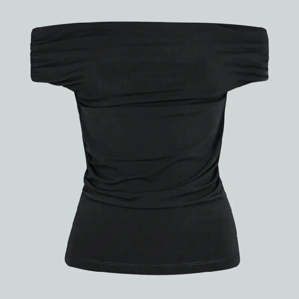 Säljer denna jätte snygga off shoulder topp från bikbok för 130 kr+frakt🩷🩷(nypris 300 kr). Toppar.