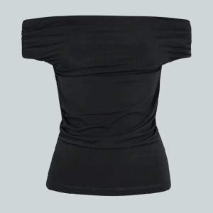 Säljer denna jätte snygga off shoulder topp från bikbok för 130 kr+frakt🩷🩷(nypris 300 kr)