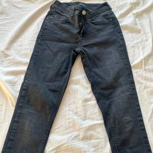 Skit snygga jeans som är i bra skick, säljer dom pga att jag inte använder dom längre. Skriv för fler bilder, Priset är förhandlingsbart!