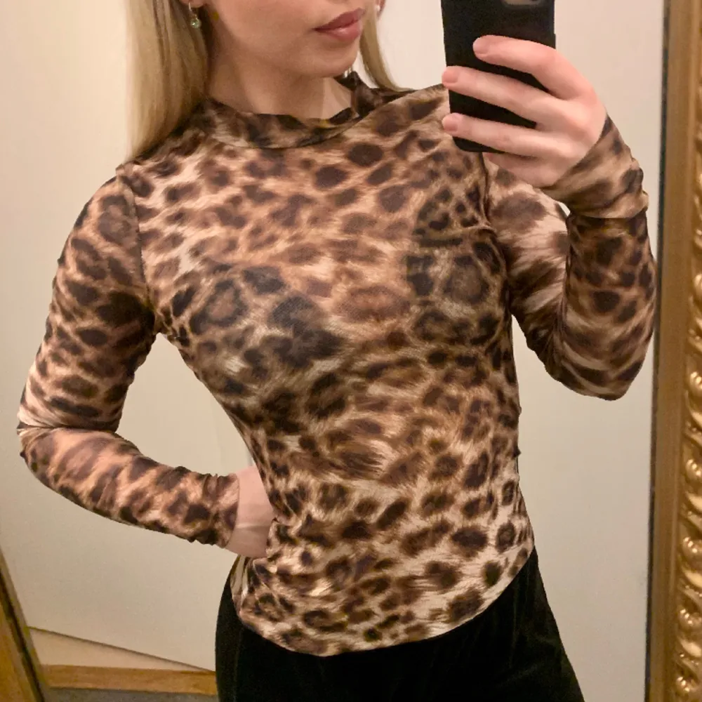 Långärmad tröja i leopard. Tunnare tyg/mesh 🐆. Tröjor & Koftor.