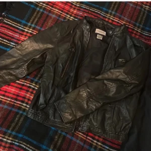 Vintage läderjacka - Jättefin läderjacka knappt använd! Pris kan såklart diskuteras. Fick den av min mamma