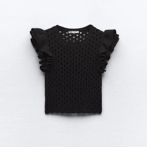 Zara topp - Säljer min jätte fina zara svarta zara tröja! Köpt i somras men aldrig andvänd och har kappen kvar💞 går inte längre att köpa