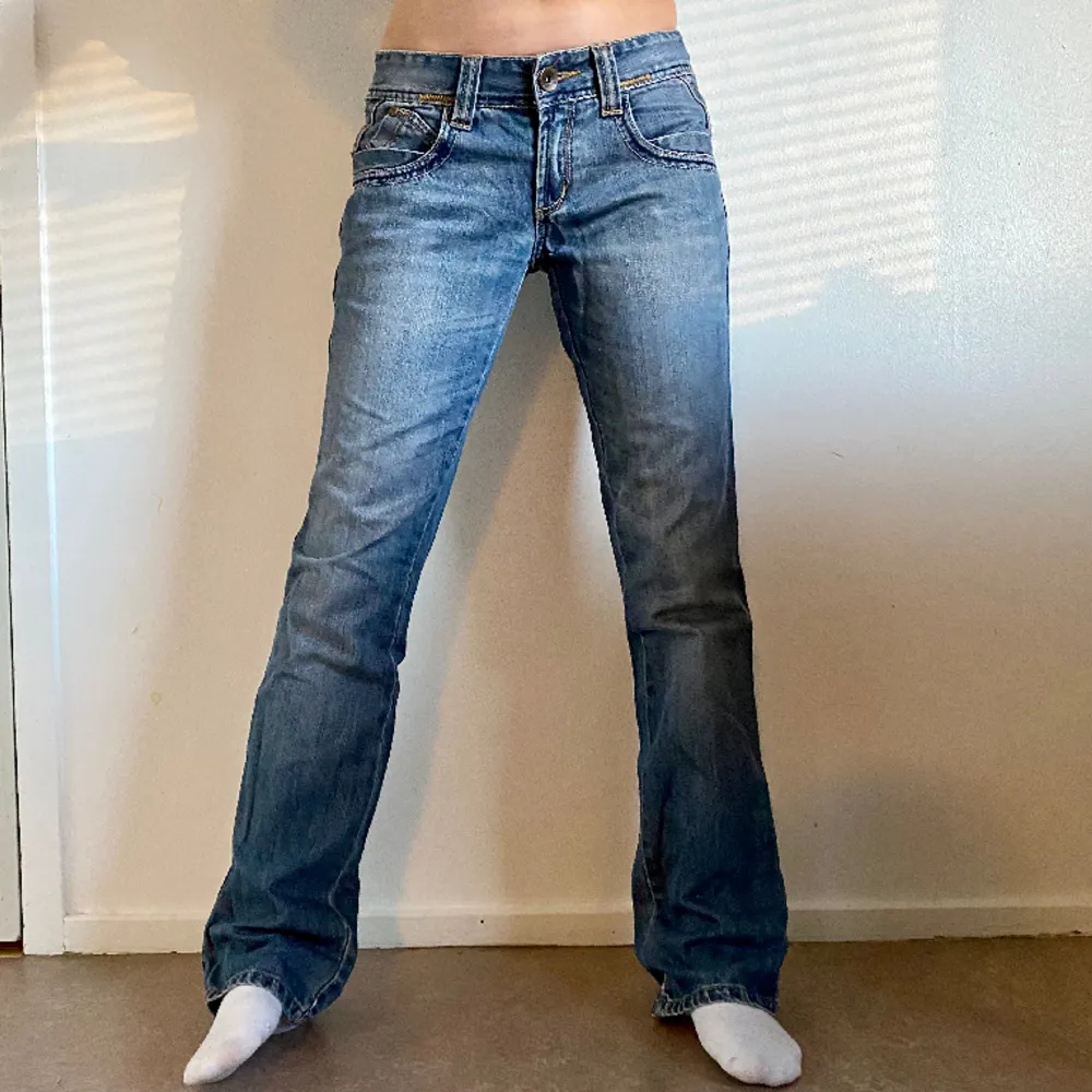 Lågmidjade utsvängda jeans skit snygga i mycket bra skick.😻💘. Jeans & Byxor.