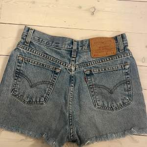 Ljusblåa högmidjade jeansshorts från Levi’s. Köparen står för frakt.