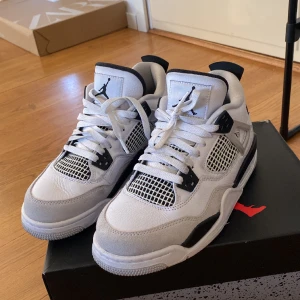Jordan 4 military black - Säljer mina 4or då jag inte använder dom. Köpta på merchsweden för ca 6 000kr. Lite smutsiga snören men går att byta eller tvätta:) skorna är hela endast lite grå/svarta märken pga användning. Skriv privat för mer info