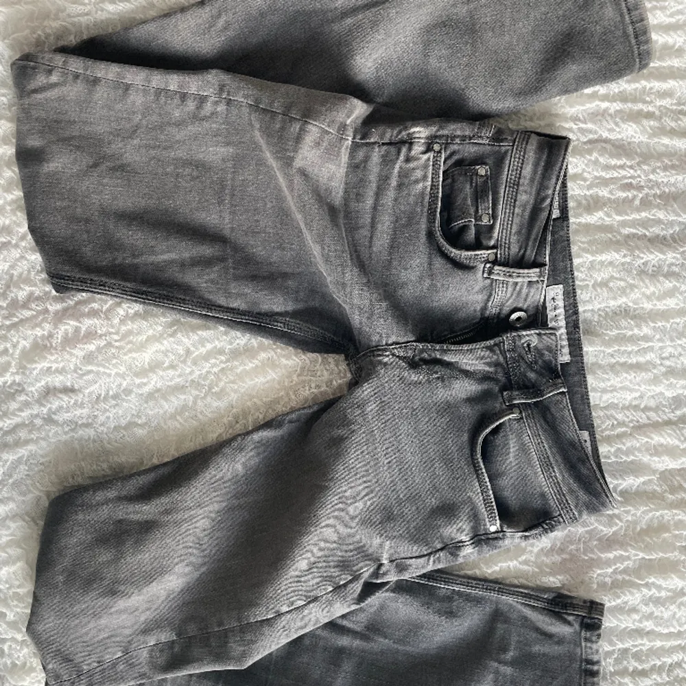 Ljusgrå lågmidjade jeans från Pepe Jeans. Raka ben. I nyskick🫶 Midjemåttet: 37 tvärs över (stretchiga) Innerbenslängd: 87. Jeans & Byxor.