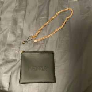 Cordell kedja - Tjena, säljer denna helt nya cordell kedjan som jag fick i julklapp, den är för tjock för min stil. Köpt på kejsar.se 8mm bred och 55cm lång Hör av er vid intresse!