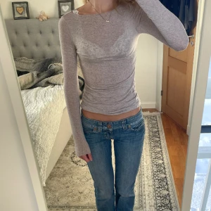 Finstickad tröja från intimissimi - Beige finstickad tröja från intimissimi i kashmir. Använd endast ett fåtal gånger och är i nyskick💘