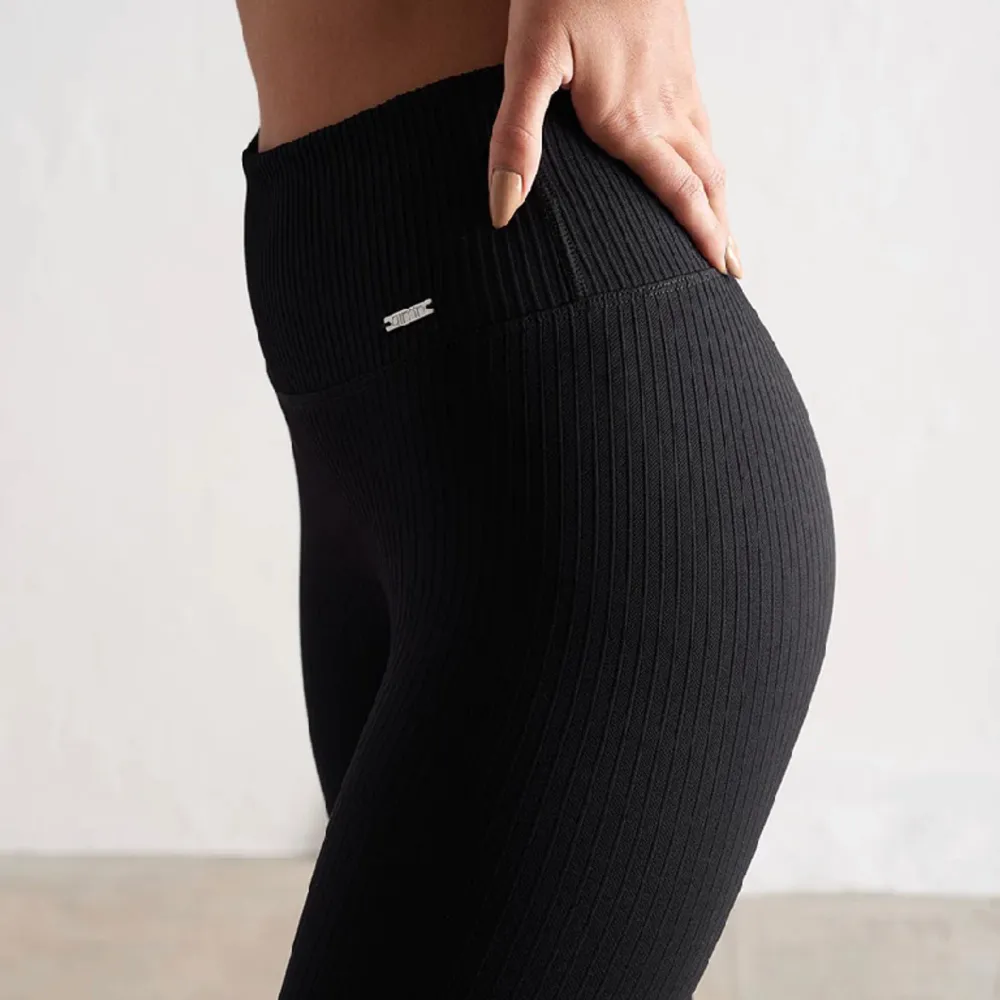 Black ribbed seamless tights från Aimn i stl XS. Endast använda en gång och ser ut som nya! Nypris 599. Jeans & Byxor.