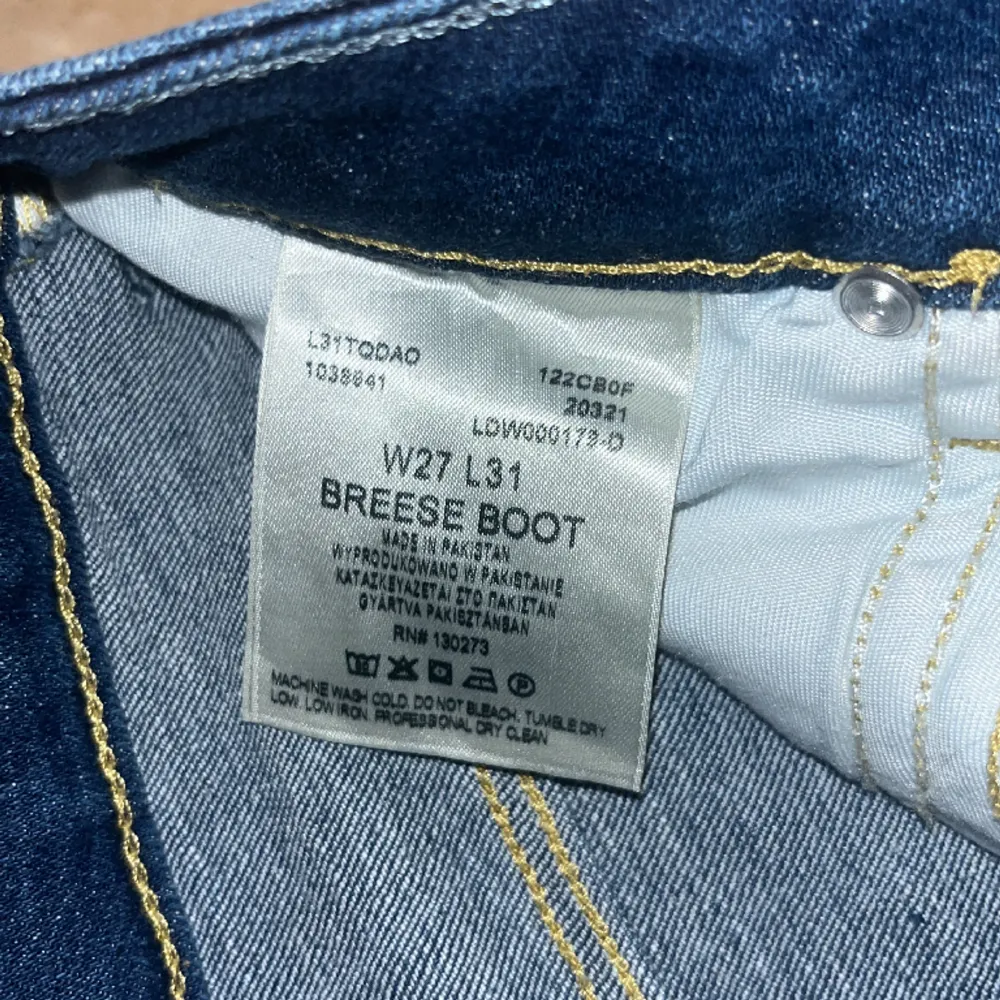 Hej, säljer dessa lee byxor, aldrig tvättade och endast testade, nyskick.. Jeans & Byxor.