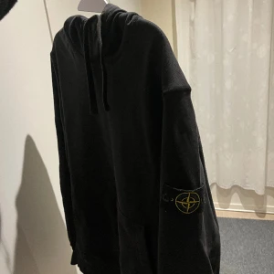 Stone Island hoddie - L men passar mer åt M. Kvitto finns. Lite solblekt annars fint skick.