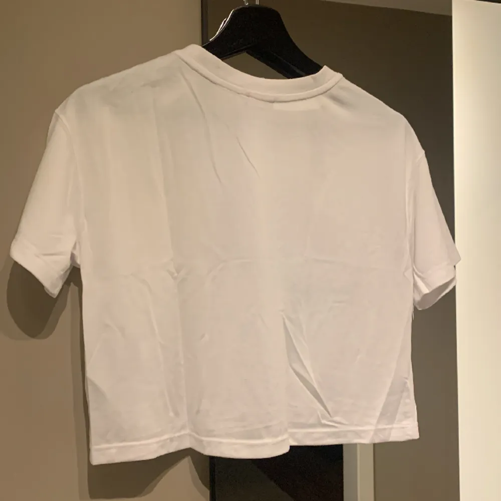 Nike vit crop top. Storlek s. Använd men i fint skick. . T-shirts.