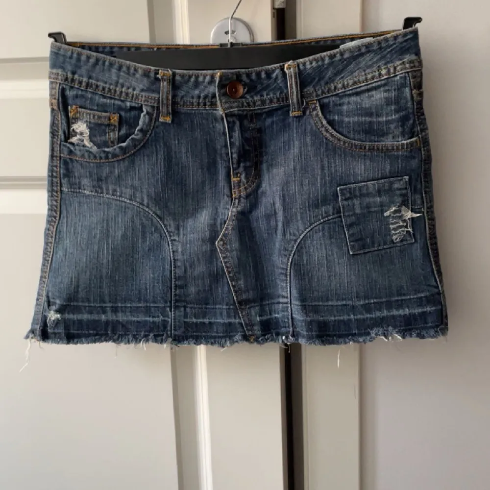 Jeans kjol som inte kommer till användning. Knappt använd eftersom den är lite förstora för mig! Materialet är jeans och är rätt så stretchig💕. Kjolar.