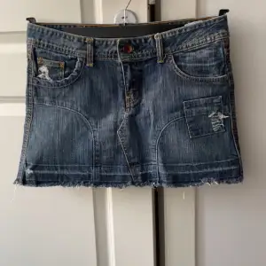 Jeans kjol som inte kommer till användning. Knappt använd eftersom den är lite förstora för mig! Materialet är jeans och är rätt så stretchig💕