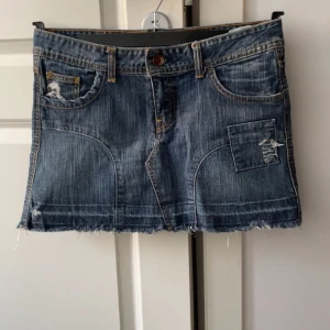 Kjol - Jeans kjol som inte kommer till användning. Knappt använd eftersom den är lite förstora för mig! Materialet är jeans och är rätt så stretchig💕