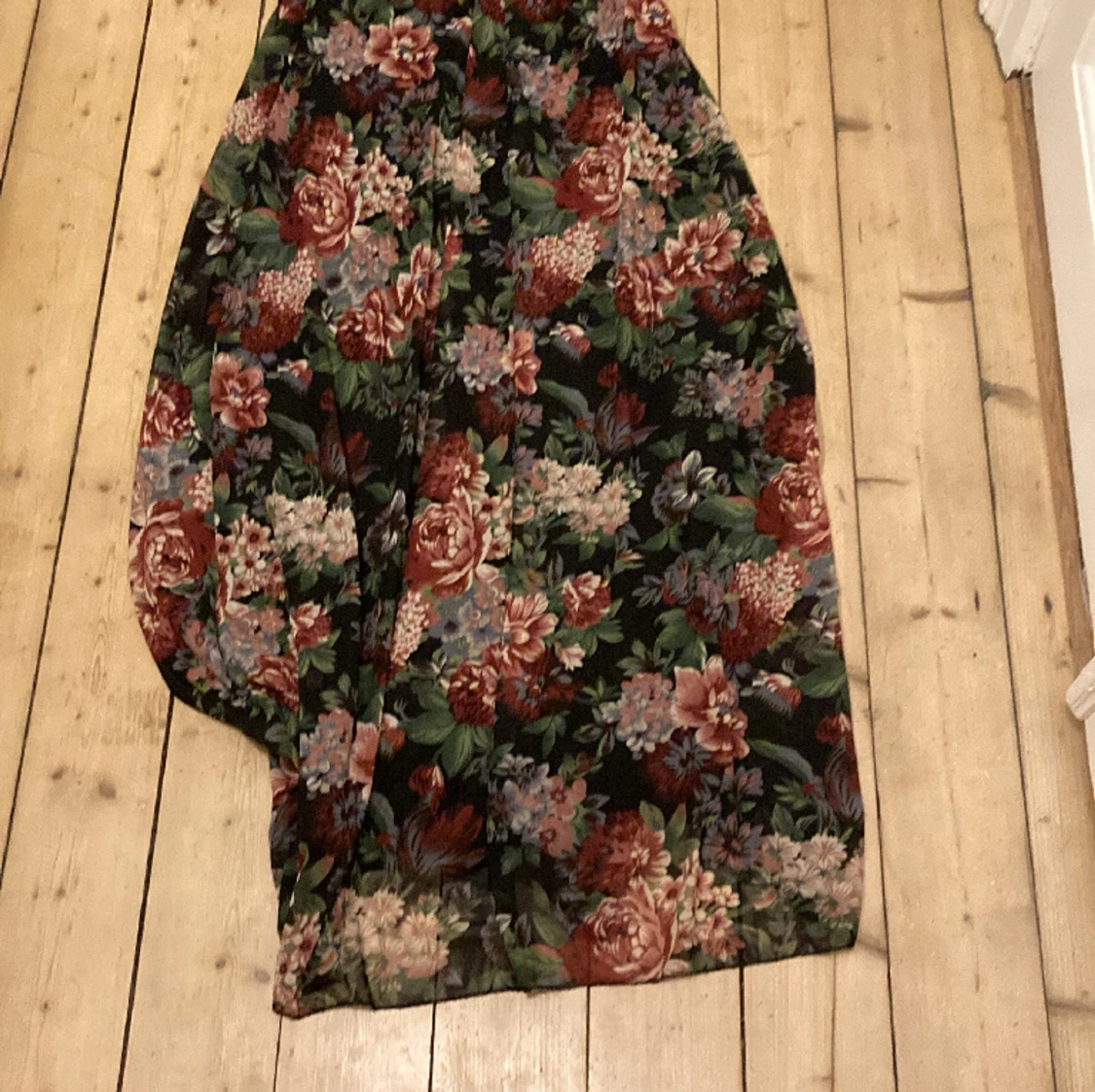 Blommig festklänning med asymetrisk body - 90