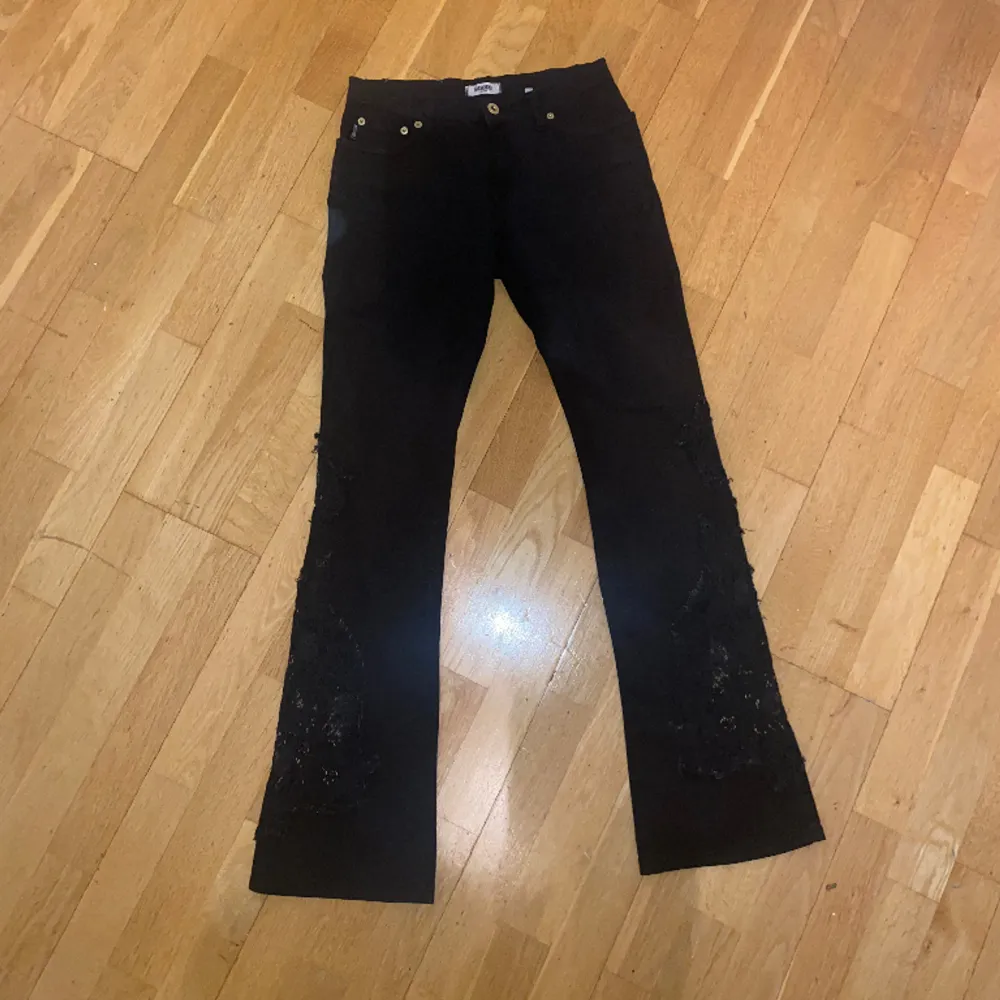 Så snygga low waist flare jeans från Moschino med spetshål ❤️‍🔥 Säljer pga korta för mig som är 175 cm, strlk 36/ S 🙌🏼 Så coola verkligen! Priset kan alltid diskuteras . Jeans & Byxor.