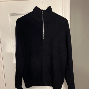 Arket Half zip - Arket half zip i mörkblå, säljs på grund av att den är för liten. Tröjan är i fint skick!