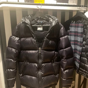 Zara jacka - Hej säljer nu denna snygga zara jackan!!  Jackan är väldigt varm så perfekt nu i vinterkylan. Skick 9/10. Fler bilder fås i dm bara till att höra av sig vid funderingar😊😃