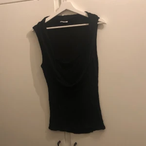 draperad vintage tröja - super fin svart draperad tröja framtill, köpt tidigt 2000-tal men har knappt används, inga defekter och det är märket pimkie 💗