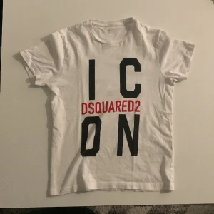 Dsquared tröja barn - Säljer min brorsas dsquared tröja riktigt fet änvänd max 3 gngr säljs för 400 men snabb affär kan pratas om ksk 350