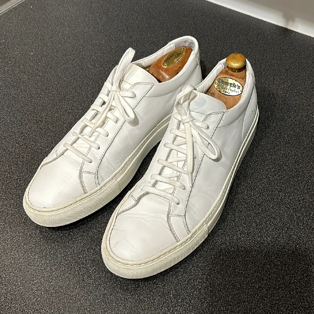 Ett par stilrena Common projects som är i bra skick och passar perfekt för sommaren samt våren. Storlek 42, Cond 8/10.. Skor.