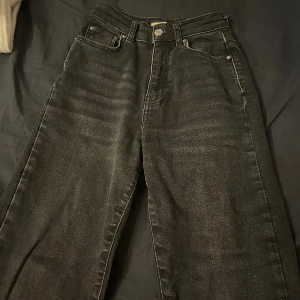 Svarta jeans från Gina Tricot i stl 32, köpta för runt 350kr, pris in diskuteras. Jeans & Byxor.