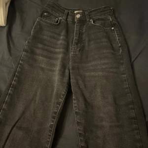 Svarta jeans från Gina Tricot i stl 32, köpta för runt 350kr, pris in diskuteras
