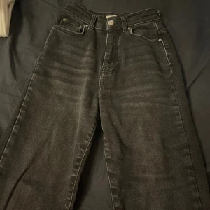 Svarta jeans - Svarta jeans från Gina Tricot i stl 32, köpta för runt 350kr, pris in diskuteras