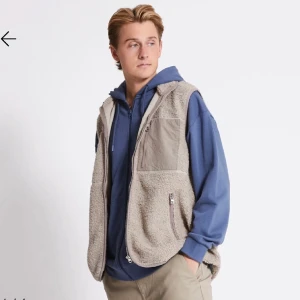 Teddyväst - Jättesnygg oanvänd teddyväst från lager 157, herr storlek s men passar även snyggt oversize på en xs-m i dam. Egna bilder kommer snart!💕