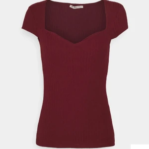 Topp från anna field  - Snygg och trendig topp från anna field. Helt oanvänd men dock inte lappen kvar💞 säljer pga den inte kom till användning. Passa på medans de är fri frakt! 