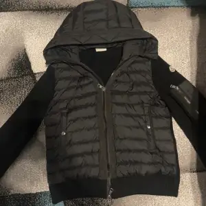 Säljer min moncler cardigan då den inte passar mig längre, skicket på den är toppen och jag köpte den ifrån en vän till mig som även skicka kvittot storleken är S 