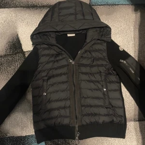 Moncler Cardigan - Säljer min moncler cardigan då den inte passar mig längre, skicket på den är toppen och jag köpte den ifrån en vän till mig som även skicka kvittot storleken är S 