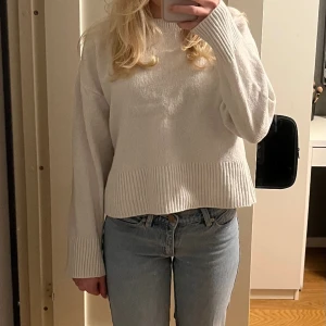 Stickad vit tröja från other stories  - Vit stickad tröja från other stories. Stl S men skulle säga att den mer är som en xs. Använd men i bra skick. 