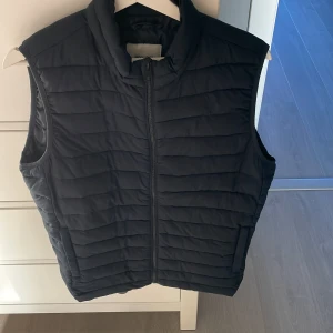 Väst - En schysst väst ifrån Jack and Jones i storlek S men sitter mer som en M. 