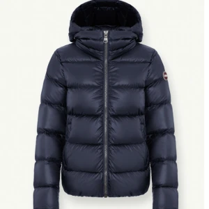 Colmar jacka - Säljer denna fina colmar jacka då den inte kommer till användning längre. Köpt för 5999kr på Colmars hemsida i storlek 38 i deras storlekar som passar mig som vanligtvis har 32-34 i vanliga storlekar. Inga defekter. Hör av er vid frågor☺️