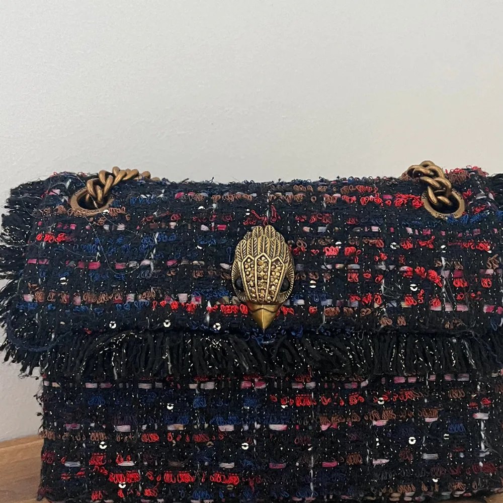 Säljer min jättefina Kurt väska då den bara använts fåtal gånger 💕 jättebra skick kan användas på axeln men även crossbody💕. Väskor.