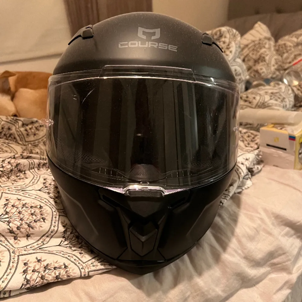 Säljer min mopedhjälm från märket Course. Endast använd i cirka ett halv år. Väldigt fin och i bra skick förutom en repa på vänster sida på visiret. Men inget som stör synen. I storlek S men jag som har M kan även ha denna. . Muu.