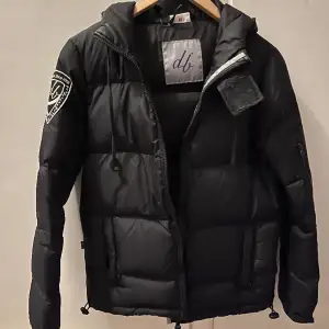 Jacka från D brand, Eskimå down jacket  Storlek XS, använd några fåtal gånger & ser helt ny ut!   Varm och skön men passar även när man åker skidor! ⛷️   Nypris 1999kr , säljs för 700 Finns i Alingsås