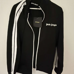 Palmangels zip  - Säljer min palmangels zip då den har blivit förliten, och då den aldrig kommer till användning. Den är i bra skick och har inte använts. Priset är inte hugget i sten så kom med bud. Tveka inte på att höra av er vid fler frå