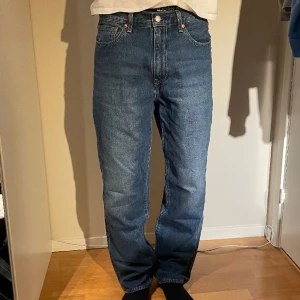 Levi’s Jeans ”Stay loose” - Levi’s jeans i superbra skick, knappt använda. Storlek 33/32 men sitter bra på mig som brukar ha 31 eller 32 i midjan. Jag är 187 cm lång men de hade nog kunnat passa på nån ännu längre också. Skriv vid frågor, pris kan diskuteras vid snabb affär🤪