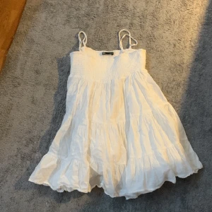 Vit kort Zara klänning💗 - Säljer en fin sommar klänning ifrån Zara. Klänningen är en kortare modell och är i storlek Xs💗 Ny pris 300kr säljer för 100kr. Endast använd ca 3 gånger💗