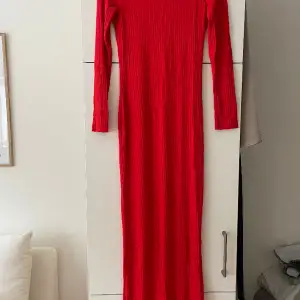 Röd ribbad klänning från NA-KD  Använd ett fåtal gånger, i storlek S 
