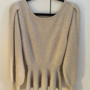 Stickad tröja - Säljer min stickade tröja från only. Använt 3 ggr, bra skick nästan som ny. Har inte användning till den därför säljer jag den.  Skön material. 