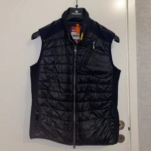 Parajumpers Väst - Tjena, säljer denna väst då den inte kommer till så mycket användning •Storlek M men passar perfekt till S, •Skicket-jättebra, som ny. Det är bara att fråga om du har några frågor!