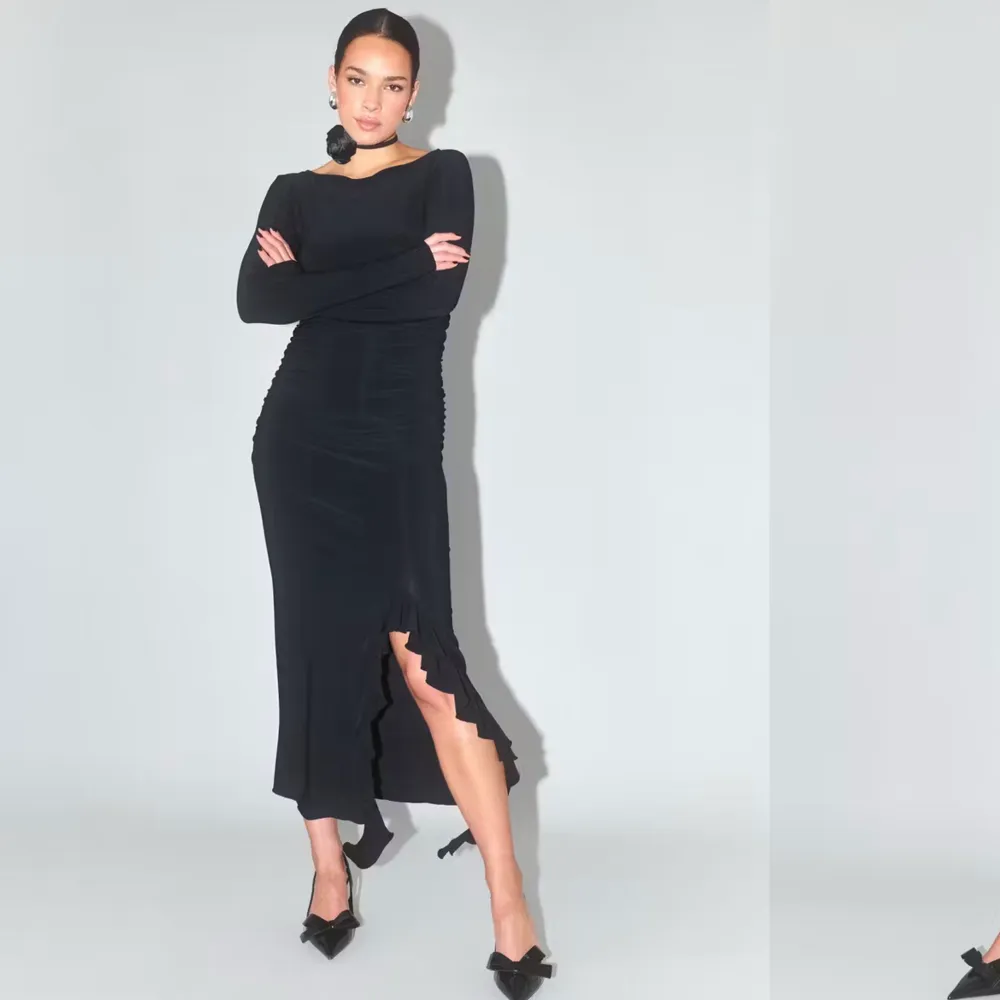 Säljer denna svarta och slutsålda klänning från Gina Tricot i storlek S. Endast använd en gång. Mycket skönt material. . Klänningar.
